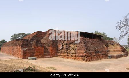 Blick auf den buddhistischen Tempel, Sarai Mound, in der Ruine der Nalanda Universität, Rajgir, Nalanda, Bihar, Indien Stockfoto