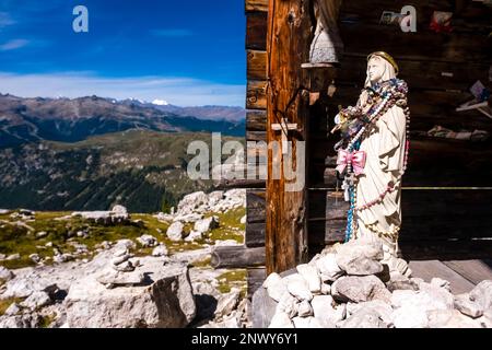 Detail einer kleinen Kapelle in der Nähe der Berghütte Rifugio Francis Fox Tuckett auf der Via ferrata Via delle Bocchette. Stockfoto