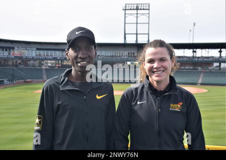 Kapitän Sam Chelanga (links), ein Marathonläufer des Army World Class Athlete Program (WCAP), und Major Kelly Kaim, Ernährungswissenschaftler, WCAP, posieren im Sloan Park, Heimstadion der Chicago Cubs während des Frühjahrstrainings, Februar 3. Chelanga, ein ehemaliger NCAA-Champion, und Kaim nahmen beide am Mesa-Marathon am 4. Februar Teil. Chelanga gewann den Halbmarathon in einer Zeit von 1:03,32. Stockfoto