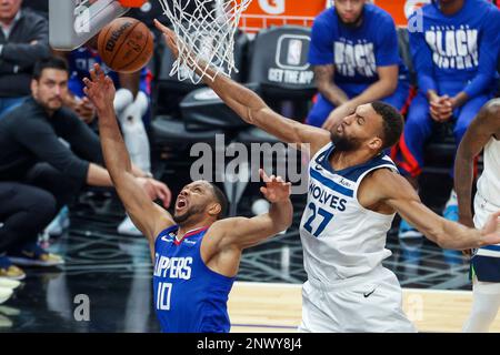 Los Angeles, Kalifornien, USA. 28. Februar 2023. Das Minnesota Timberwolves Center Rudy Gobert (27) blockiert während eines NBA-Spiels am Dienstag, den 28. Februar 2023 in Los Angeles, einen Schuss des Los Angeles Clippers, Wachmann Eric Gordon (10). (Kreditbild: © Ringo Chiu/ZUMA Press Wire) NUR REDAKTIONELLE VERWENDUNG! Nicht für den kommerziellen GEBRAUCH! Stockfoto