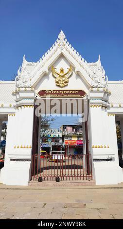 INDIEN, BIHAR, BODH GAYA, Januar 2023, Eingang Bogen des Thai-Klosters Stockfoto