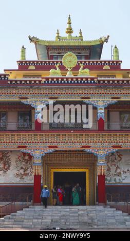 INDIEN, BIHAR, BODH GAYA, 2023. Januar, Anhänger des Karma Tempels, Rückansicht Stockfoto