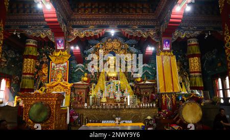 INDIEN, BIHAR, BODH GAYA, 2023. Januar, Gläubiger im Königlichen Bhutan-Kloster mit Lord Budhha Statue Stockfoto