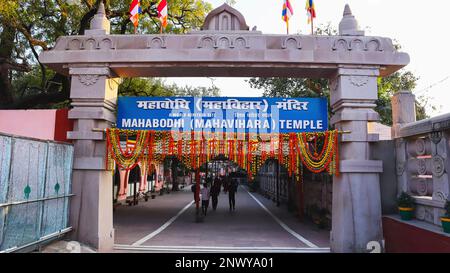 INDIEN, BIHAR, BODH GAYA, Januar 2023, Gläubiger am Eingang des Mahabodhi Tempels Stockfoto