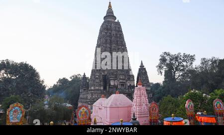 INDIEN, BIHAR, BODH GAYA, 2023. Januar, Gläubiger im Mahabodhi Tempel Stockfoto