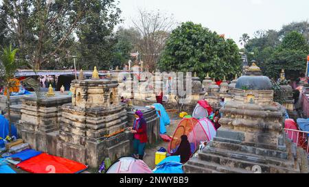 INDIEN, BIHAR, BODH GAYA, Januar 2023, Gläubiger und Mönche bei Stupas und rund um den Mahabodhi-Tempel Stockfoto