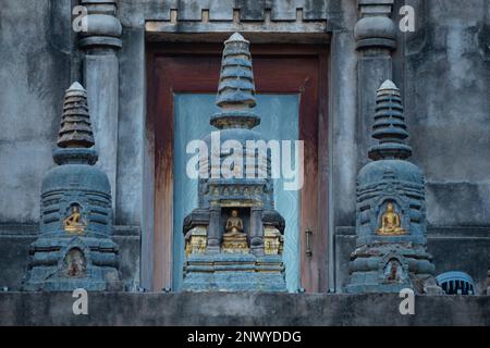 Kleine Stupas auf dem Mahabodhi Tempel, Bodh Gaya, Bihar, Indien Stockfoto