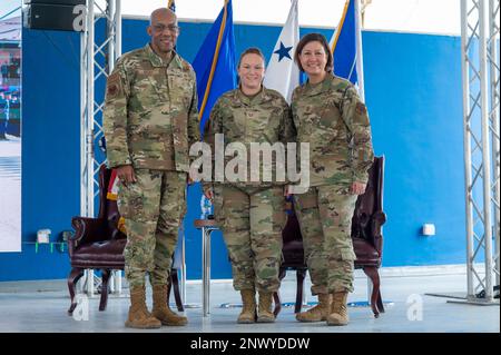 USA Air Force Chief of Staff General CQ Brown, Jr. und Chief Master Sergeant der Air Force Joanne S. Bass posieren für ein Foto mit Tech. Sgt. Lori McCarty, Al Udeid Air Base, Katart, 9. Januar 2023. Der Besuch der AUAB bot der Führungsebene Gelegenheit, Airmen und Wächtern zu danken und sie zu würdigen, die 24 Stunden am Tag ständig Wache stehen und die nationale Sicherheit der USA, Verbündeten und Partner schützen. Stockfoto