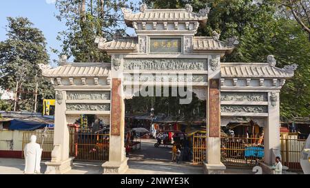 INDIEN, BIHAR, BODH GAYA, Januar 2023, Tourist am wunderschönen geschnitzten Eingang des chinesischen Tempels Stockfoto