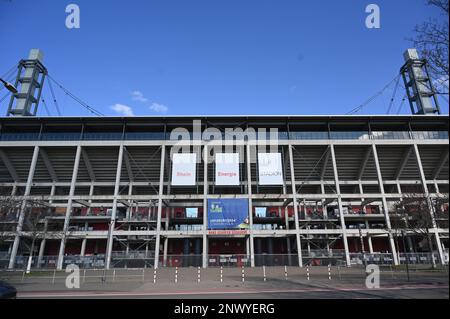 Köln, Deutschland. 28. Februar 2023. Fußballstadion RheinEnergie Stadion South Side Credit: Horst Galuschka/dpa/Alamy Live News Stockfoto