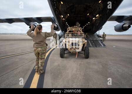 Tech. Sgt. Monica Sealey, eine Ladungsmeisterin der 156. Luftschleuse der North Carolina Air National Guard, leitet die Beladung eines Fahrzeugs auf eine C-17 Globemaster III am Kentucky Air National Guard Base in Louisville, Ky., 10. Februar 2023. Das Fahrzeug wird zu den Nördlichen Marianen für COPE North transportiert, eine multinationale Übung, die die Kampfbereitschaft im Südpazifik verbessern soll. 14 Kentucky Air Guardsmen von der 123. Contingency Response Group stellen für COPE North Kapazitäten zur Öffnung der Luftstützpunkte und zur Frachtumschlagung bereit. Stockfoto