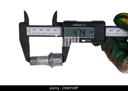 Messen der Länge der Schraube mit einem elektronischen Bremssattel. Werkzeuge und Industrie. Stockfoto