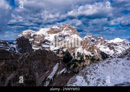 Das Hauptangebot der Dolomiten von Brenta mit Monte Fibion, gesehen vom Passo dei Lasteri. Stockfoto