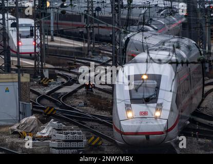 München, Deutschland. 01. März 2023. Eine Deutsche Bahn ICE fährt vom Hauptbahnhof ab. Kredit: Peter Kneffel/dpa/Alamy Live News Stockfoto