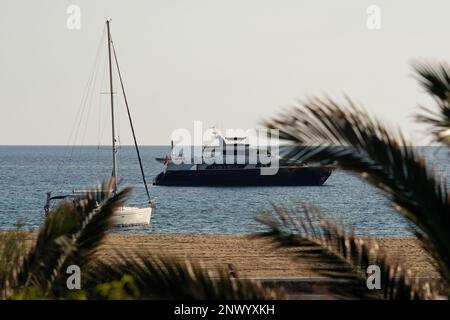 IOS, Griechenland : 29. Mai 2021 : Blick auf eine Yacht und ein Segelboot am Strand von Mylopotas in iOS Greece Stockfoto