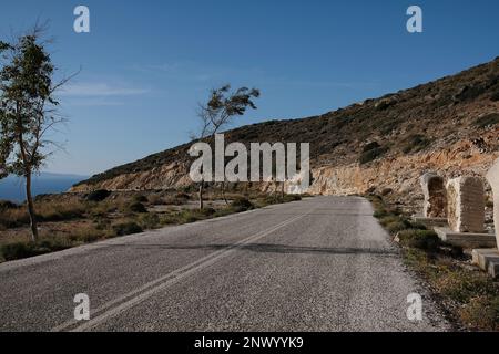 IOS, Griechenland - 29. Mai 2021 : Blick auf zeitgenössische griechische Kunst im Freien, verschiedene Marmorskulpturen neben der Straße, die zum Grab von Homer in iOS führt Stockfoto