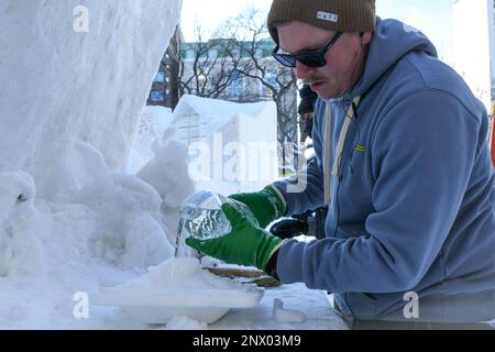 SAPPORO, Japan (31. Januar 2023) - Spezialist für Küche der 2. Klasse Matthew Avery Poole, der der Naval Air Facility Misawa zugeteilt wurde, fügt dem Schnee Wasser hinzu, um beim Sapporo Snow Festival 73. feinere Details für eine Schneeskulptur am Bug eines Marineschiffs zu schaffen. Das ist das 38. Jahr in den USA Die Navy hat an dem Festival teilgenommen und den Seeleuten eine einzigartige Gelegenheit gegeben, die japanische Kultur und Tradition kennenzulernen und gleichzeitig die enge Freundschaft zwischen den USA zu stärken Die Marine und die Bürger Japans. Stockfoto