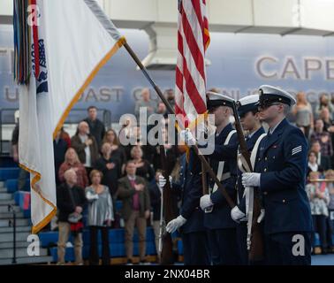 Absolventen der Rekrutierungsfirma E-203 präsentieren Farben, während sie die Grundausbildung in den USA absolvieren Trainingszentrum der Küstenwache Cape May, N.J., 20. Januar 2023. Als Streitkräfte der Vereinigten Staaten, die führende nationale Agentur für die Durchsetzung der Seeschifffahrt und eine Agentur für die Sicherheit und Regulierung im Seeverkehr, stehen unsere engagierten Küstenwachenmitglieder täglich an der Front und führen globale Operationen durch und schützen unser Heimatland vor sich ständig weiterentwickelnden Bedrohungen. Wir werden eine flexible, anpassungsfähige und effiziente Belegschaft inspirieren, während wir uns bemühen, unseren Wettbewerbsvorteil in einem immer dynamischeren Umfeld zu erhalten und Stockfoto