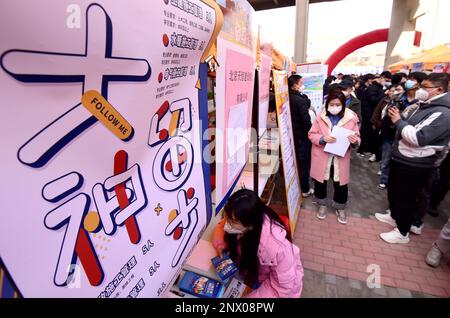 HANDAN, CHINA - 1. MÄRZ 2023 - Hochschulabsolventen kommunizieren mit Mitarbeitern von Unternehmen in Handan, Provinz Hebei, China, 1. März 2023. Stockfoto