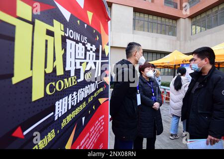 HANDAN, CHINA - 1. MÄRZ 2023 - Hochschulabsolventen kommunizieren mit Mitarbeitern von Unternehmen in Handan, Provinz Hebei, China, 1. März 2023. Stockfoto