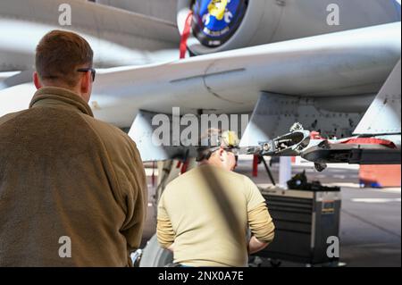 Die dem 354. Fighter Regeneration Squadron zugeteilten Flieger nehmen am 27. Januar 2023 an einem Ladungswettbewerb auf dem Luftwaffenstützpunkt Davis-Monthan in Ariz Teil. Aus jeder Wartungseinheit werden vier Besatzungen ausgewählt, die an ihren jeweiligen Flugzeugen arbeiten. Stockfoto