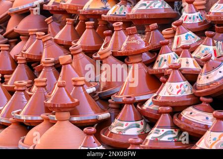 Traditionelles Berber-Essgeschirr namens Tajine zum Kochen von Couscous-Gericht. Stockfoto