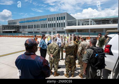 LAE, Papua-Neuguinea (29. Januar 2023) ADM. John C. Aquilino, Befehlshaber der USA Das Kommando Indo-Pacific, der stellvertretende Premierminister von Papua-Neuguinea John Rosso und seine Mitarbeiter erörtern die Entwicklung des Internationalen Flughafens NADZAB. Die USINDOPACOM hat sich verpflichtet, die Stabilität in der asiatisch-pazifischen Region durch die Förderung der Sicherheitszusammenarbeit, die Förderung einer friedlichen Entwicklung, die Reaktion auf Eventualitäten, die Abschreckung von Aggressionen und, falls erforderlich, Kämpfe um den Sieg. Stockfoto