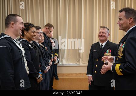 Fond ADM. Dennis Collins, Right, Commander, Navy Expeditionary Logistics Support Group und Fourth Navy Expeditionary Logistics Regiment (NELR) Command Master Chief Stephen Jones überreichen 4. NELR-Seeleuten während der Stilllegungszeremonie am 4. NELR am Naval Station Mayport, Florida, 20. Januar 2023 herausfordernde Münzen. 4. die NELR stellte viele Fähigkeiten bereit, darunter die Durchführung von Vorbereitungstruppen für den Seeverkehr und gemeinsame Logistik über die Küste hinweg sowie die Unterstützung von Logistikoperationen für humanitäre Hilfe und zivile Unterstützung aus dem Ausland in der ganzen Welt. Stockfoto