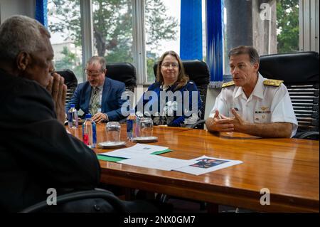 SUVA, Fidschi (31. Januar 2023) ADM. John C. Aquilino, Commander of U.S. Das Kommando Indo-Pazifik, richtig, spricht mit dem Minister für Inneres und Einwanderung der Fidschi, Pio Tikoduadua. Die USINDOPACOM hat sich verpflichtet, die Stabilität in der asiatisch-pazifischen Region durch die Förderung der Sicherheitszusammenarbeit, die Förderung einer friedlichen Entwicklung, die Reaktion auf Eventualitäten, die Abschreckung von Aggressionen und, falls erforderlich, Kämpfe um den Sieg. Stockfoto