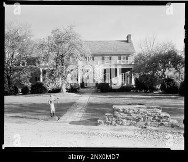 Benton, Loudoun County, Virginia. Carnegie Survey of the Architecture of the South (Carnegie-Umfrage zur Architektur des Südens). United States Virginia Loudoun County, Skulptur, Rasen, Häuser. Stockfoto