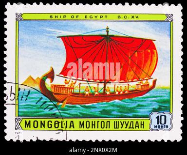 MOSKAU, RUSSLAND - 15. FEBRUAR 2023: Poststempel in der Mongolei zeigt Ägyptisch, 15. Jahrhundert v. Chr., Sailing Ships-Serie, ca. 1981 Stockfoto