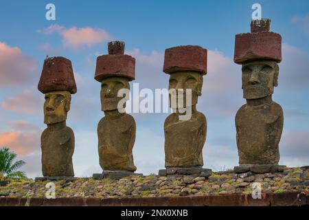 Moais steht am Anakena Beach auf Osterinsel, Chile Stockfoto