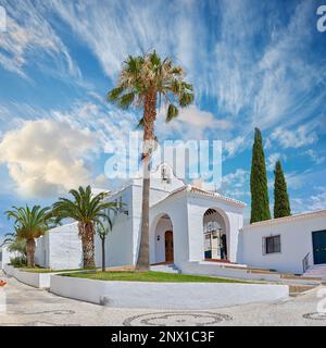 Frigiliana - die schöne Altstadt von Andalusien. Moderne Kirche in der Altstadt von Frigiliana, Andalusien, Spanien. Stockfoto