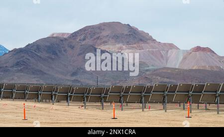 Das Edwards Solar Enhanced Use Lease Project in Mojave, Kalifornien, verfügt über fast 2 Millionen Solarpaneele, was auch die größte privat-öffentliche Zusammenarbeit in der Geschichte des Verteidigungsministeriums darstellt. Stockfoto