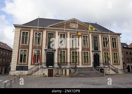 DIEST, BELGIEN, 25. FEBRUAR 2023: Außenansicht des Rathauses von Diest aus dem 18. Jahrhundert. Das Rathaus beherbergt auch das Stadtmuseum und ist ein beliebtes Tou Stockfoto