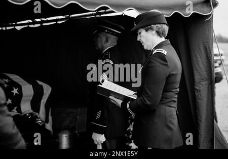 LT. Oberstleutnant Martha Kester, Kaplan der Iowa Nationalgarde, liest ein Gebet während einer Gedenkfeier für Staff Sgt. David Mosinski auf dem Friedhof Saint Mary's in Wilton, Iowa, am 16. Januar 2023. Mosinski starb bei einem Autounfall im Januar 8. Er war bei der Iowa Army National Guard als Mechaniker für Radfahrzeuge bei der 3654. Supply Maintenance Company tätig und hatte kürzlich 20 Jahre in seinem Bundesstaat und Land gearbeitet. Stockfoto