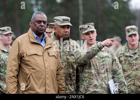 Verteidigungsminister Lloyd J. Austin III trifft sich mit Soldaten, die dem 2. Brigaden-Kampfteam, der 1. Infanteriedivision und den USA zugeteilt wurden Army Europe and Africa’s 7. Army Training Command Supporting Combined Arms Training of Ukrainian Armed Forces Batalions in Grafenwoehr, Deutschland, 17. Februar 2023. In dieser Woche absolvierte das erste ukrainische Bataillon die Ausbildung auf dem m2. Kampffahrzeug Bradley, was die Fortsetzung einer weltweiten Anstrengung unter Führung der USA und mit Unterstützung von mehr als 50 Nationen darstellt, um der Ukraine dabei zu helfen, sich gegen Russlands brutalen und unprovozierten Krieg zu verteidigen, der vor fast einem Jahr begann. Stockfoto