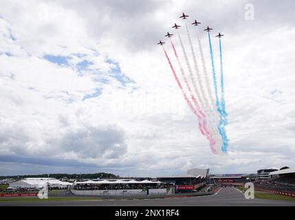 Ein Dateifoto von 03-07-2022, von den Roten Pfeilen, die vor dem Großen Preis von Großbritannien in Silverstone über das Startfeld fliegen. Ausgabedatum: Mittwoch, 1. März 2023. Stockfoto