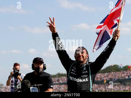 Dossierfoto von 18-07-2021 von Mercedes' Lewis Hamilton, dessen Rekord von 103 Siegen 13 mehr ist als der Rest des Feldes zusammengenommen - eine 19-starke unterstützende Besetzung, zu der Fernando Alonso und Max Verstappen, Und Valtteri Bottas, der Mann, der fünf Jahre lang identische Mercedes-Maschinen fuhr. Datum: Mittwoch, 1. März 2023. Stockfoto