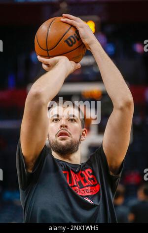 Los Angeles, Usa. 28. Februar 2023. Das Los Angeles Clippers Center Ivica Zubac wärmt sich vor einem NBA-Spiel gegen die Minnesota Timberwolves auf. Timberwolves 108:101 Clippers Credit: SOPA Images Limited/Alamy Live News Stockfoto