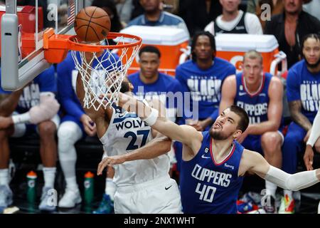 Los Angeles, Usa. 28. Februar 2023. In Minnesota Timberwolves ist Rudy Gobert (L) dunks und vom Los Angeles Clippers Center Ivica Zubac (R) während eines NBA-Spiels verschmutzt. Timberwolves 108:101 Clippers Credit: SOPA Images Limited/Alamy Live News Stockfoto