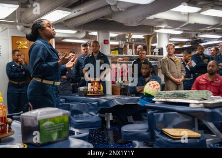 230217-N-NH267-1011 ARABISCHE SEE (17. Februar 2023) Oberbefehlshaber Shayla Dalton spricht während einer Feier des Black History Month an Bord des Guided-Missile Destroyer USS Paul Hamilton (DDG 60) am 17. Februar 2023 im Arabischen Meer. Paul Hamilton wird im US-Flottengebiet 5. eingesetzt, um die Sicherheit und Stabilität der Seeschifffahrt im Nahen Osten zu gewährleisten. Stockfoto