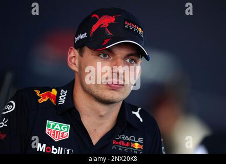 Dateifoto von 08-09-2022 von Red Bull's Max Verstappen. Der Holländer und sein Red Bull-Team sahen beim Bahrain-Test letzte Woche überraschend aus, und es ist kaum überraschend, ihn als den Mann zu sehen, der mit den Buchmachern einen anderen Titel bekommt - seinen dritten in so vielen Jahren. Ausgabedatum: Mittwoch, 1. März 2023. Stockfoto