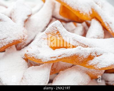 Nahaufnahme von weißem Puderzucker, der wie Schnee auf hausgemachten Keksen aussieht. Selektiver Fokus. Stockfoto