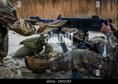 USA Soldaten der Nationalgarde mit New Jerseys B-Truppe, 1. Geschwader, 102. Kavallerie-Regiment feuert das m2. Maschinengewehr auf die Fort Dix Ranges auf der Joint Base McGuire-Dix-Lakehurst, New Jersey, 6. Januar 2023. Die Soldaten schossen auf der Nullstrecke, um sich auf den Maschinengewehrstand vorzubereiten. Stockfoto