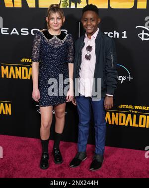 Los Angeles, USA. 28. Februar 2023. (L-R) Emma Berman und Jamaal Avery Jr im Disney THE MANDALORIAN Season 3 Los Angeles Premiere, die am Dienstag, den 28. Februar 2023, im El Capitan Theater in Hollywood, Kalifornien, stattfindet. (Foto: Sthanlee B. Mirador/Sipa USA) Guthaben: SIPA USA/Alamy Live News Stockfoto