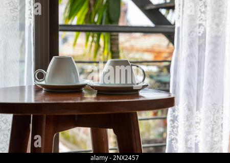 Teetassen auf einem Tisch in einem Hotelzimmer in Hue, Vietnam. Stockfoto