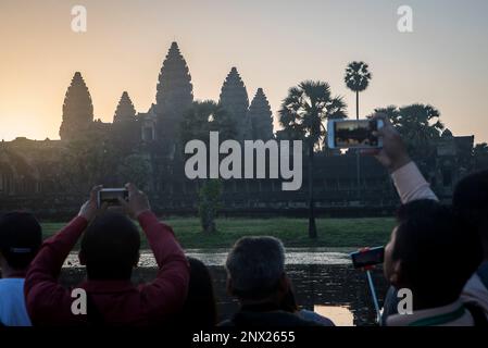 Touristen beobachten Sonnenaufgang in Angkor Wat, Siem Reap, Kambodscha Stockfoto
