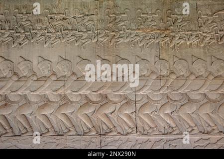 Bas Relief an der Wand, das Aufwühlen des Ozeans der Milch, in Angkor Wat, Siem Reap, Kambodscha Stockfoto