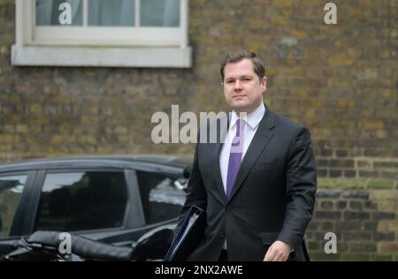 Robert Jenrick MP (Minister für Einwanderung) Ankunft in der Downing Street für eine Kabinettssitzung am 27. Februar 2023 Stockfoto